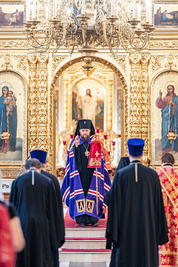 Божественная литургия в день отдания праздника Пасхи в Троицком кафедральном соборе Подольска